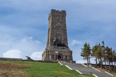 SHIPKA, BULGARIA - 3 Mayıs 2021: St. Nicholas zirvesinde Özgürlük Anıtı, Stara Planina (Balkan) Dağı, Bulgaristan