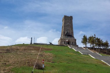 SHIPKA, BULGARIA - 3 Mayıs 2021: St. Nicholas zirvesinde Özgürlük Anıtı, Stara Planina (Balkan) Dağı, Bulgaristan