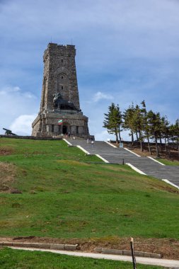 SHIPKA, BULGARIA - 3 Mayıs 2021: St. Nicholas zirvesinde Özgürlük Anıtı, Stara Planina (Balkan) Dağı, Bulgaristan
