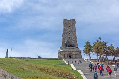 SHIPKA, BULGARIA - 3 Mayıs 2021: St. Nicholas zirvesinde Özgürlük Anıtı, Stara Planina (Balkan) Dağı, Bulgaristan