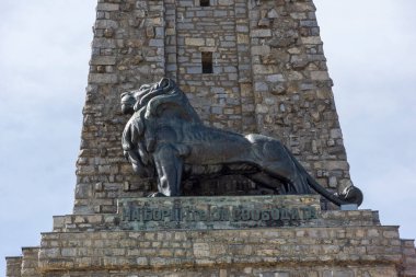 SHIPKA, BULGARIA - 3 Mayıs 2021: St. Nicholas zirvesinde Özgürlük Anıtı, Stara Planina (Balkan) Dağı, Bulgaristan