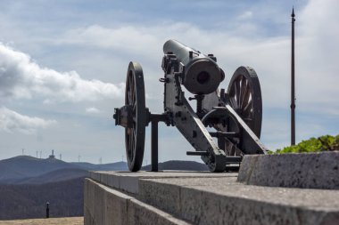SHIPKA, BULGARIA - 3 Mayıs 2021: St. Nicholas zirvesinde Özgürlük Anıtı, Stara Planina (Balkan) Dağı, Bulgaristan