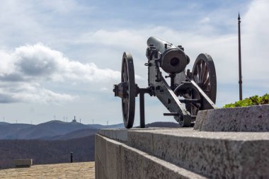 SHIPKA, BULGARIA - 3 Mayıs 2021: St. Nicholas zirvesinde Özgürlük Anıtı, Stara Planina (Balkan) Dağı, Bulgaristan