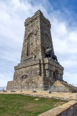 SHIPKA, BULGARIA - 3 Mayıs 2021: St. Nicholas zirvesinde Özgürlük Anıtı, Stara Planina (Balkan) Dağı, Bulgaristan