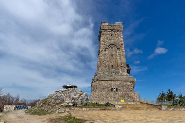 SHIPKA, BULGARIA - 3 Mayıs 2021: St. Nicholas zirvesinde Özgürlük Anıtı, Stara Planina (Balkan) Dağı, Bulgaristan