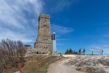 SHIPKA, BULGARIA - 3 Mayıs 2021: St. Nicholas zirvesinde Özgürlük Anıtı, Stara Planina (Balkan) Dağı, Bulgaristan