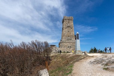 SHIPKA, BULGARIA - 3 Mayıs 2021: St. Nicholas zirvesinde Özgürlük Anıtı, Stara Planina (Balkan) Dağı, Bulgaristan