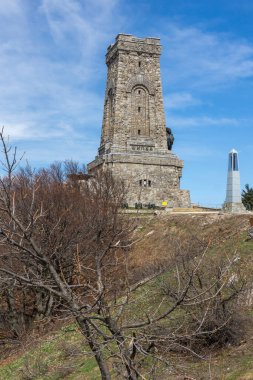SHIPKA, BULGARIA - 3 Mayıs 2021: St. Nicholas zirvesinde Özgürlük Anıtı, Stara Planina (Balkan) Dağı, Bulgaristan