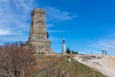 SHIPKA, BULGARIA - 3 Mayıs 2021: St. Nicholas zirvesinde Özgürlük Anıtı, Stara Planina (Balkan) Dağı, Bulgaristan