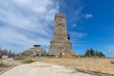 SHIPKA, BULGARIA - 3 Mayıs 2021: St. Nicholas zirvesinde Özgürlük Anıtı, Stara Planina (Balkan) Dağı, Bulgaristan