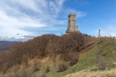 SHIPKA, BULGARIA - 3 Mayıs 2021: St. Nicholas zirvesinde Özgürlük Anıtı, Stara Planina (Balkan) Dağı, Bulgaristan