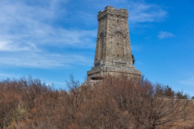 SHIPKA, BULGARIA - 3 Mayıs 2021: St. Nicholas zirvesinde Özgürlük Anıtı, Stara Planina (Balkan) Dağı, Bulgaristan