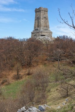 SHIPKA, BULGARIA - 3 Mayıs 2021: St. Nicholas zirvesinde Özgürlük Anıtı, Stara Planina (Balkan) Dağı, Bulgaristan