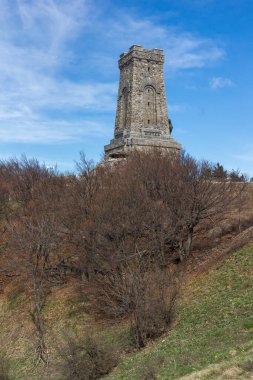 SHIPKA, BULGARIA - 3 Mayıs 2021: St. Nicholas zirvesinde Özgürlük Anıtı, Stara Planina (Balkan) Dağı, Bulgaristan