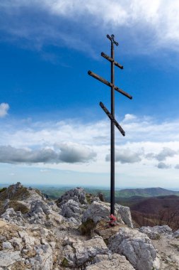 SHIPKA, BULGARIA - 3 Mayıs 2021: St. Nicholas zirvesinde Özgürlük Anıtı, Stara Planina (Balkan) Dağı, Bulgaristan