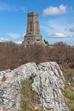 SHIPKA, BULGARIA - 3 Mayıs 2021: St. Nicholas zirvesinde Özgürlük Anıtı, Stara Planina (Balkan) Dağı, Bulgaristan