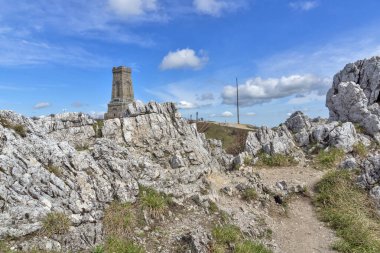 SHIPKA, BULGARIA - 3 Mayıs 2021: St. Nicholas zirvesinde Özgürlük Anıtı, Stara Planina (Balkan) Dağı, Bulgaristan