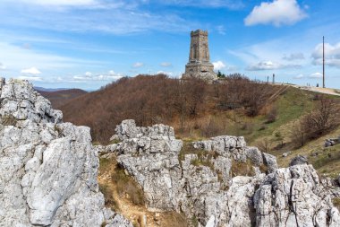 SHIPKA, BULGARIA - 3 Mayıs 2021: St. Nicholas zirvesinde Özgürlük Anıtı, Stara Planina (Balkan) Dağı, Bulgaristan