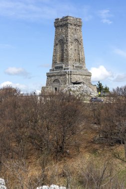 SHIPKA, BULGARIA - 3 Mayıs 2021: St. Nicholas zirvesinde Özgürlük Anıtı, Stara Planina (Balkan) Dağı, Bulgaristan
