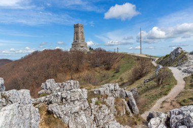 SHIPKA, BULGARIA - 3 Mayıs 2021: St. Nicholas zirvesinde Özgürlük Anıtı, Stara Planina (Balkan) Dağı, Bulgaristan