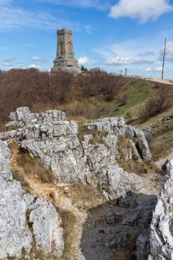 SHIPKA, BULGARIA - 3 Mayıs 2021: St. Nicholas zirvesinde Özgürlük Anıtı, Stara Planina (Balkan) Dağı, Bulgaristan
