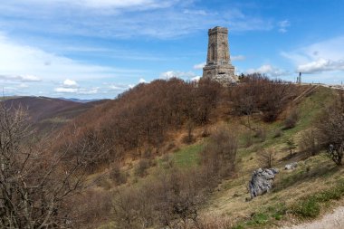 SHIPKA, BULGARIA - 3 Mayıs 2021: St. Nicholas zirvesinde Özgürlük Anıtı, Stara Planina (Balkan) Dağı, Bulgaristan