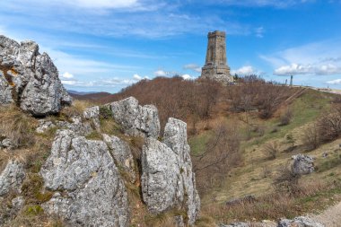 SHIPKA, BULGARIA - 3 Mayıs 2021: St. Nicholas zirvesinde Özgürlük Anıtı, Stara Planina (Balkan) Dağı, Bulgaristan