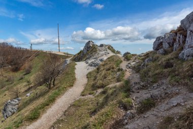SHIPKA, BULGARIA - 3 Mayıs 2021: St. Nicholas zirvesinde Özgürlük Anıtı, Stara Planina (Balkan) Dağı, Bulgaristan