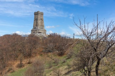 SHIPKA, BULGARIA - 3 Mayıs 2021: St. Nicholas zirvesinde Özgürlük Anıtı, Stara Planina (Balkan) Dağı, Bulgaristan