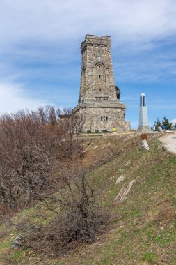 SHIPKA, BULGARIA - 3 Mayıs 2021: St. Nicholas zirvesinde Özgürlük Anıtı, Stara Planina (Balkan) Dağı, Bulgaristan