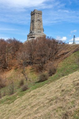 SHIPKA, BULGARIA - 3 Mayıs 2021: St. Nicholas zirvesinde Özgürlük Anıtı, Stara Planina (Balkan) Dağı, Bulgaristan