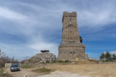 SHIPKA, BULGARIA - 3 Mayıs 2021: St. Nicholas zirvesinde Özgürlük Anıtı, Stara Planina (Balkan) Dağı, Bulgaristan