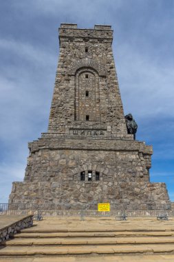 SHIPKA, BULGARIA - 3 Mayıs 2021: St. Nicholas zirvesinde Özgürlük Anıtı, Stara Planina (Balkan) Dağı, Bulgaristan