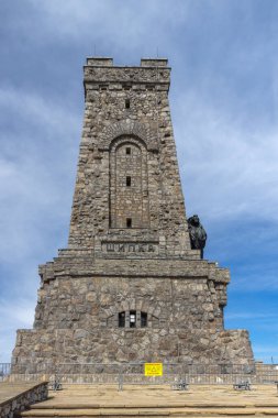SHIPKA, BULGARIA - 3 Mayıs 2021: St. Nicholas zirvesinde Özgürlük Anıtı, Stara Planina (Balkan) Dağı, Bulgaristan