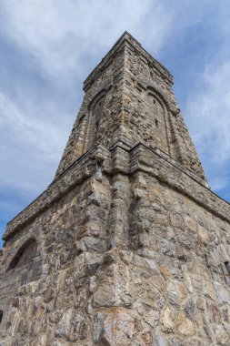 SHIPKA, BULGARIA - 3 Mayıs 2021: St. Nicholas zirvesinde Özgürlük Anıtı, Stara Planina (Balkan) Dağı, Bulgaristan