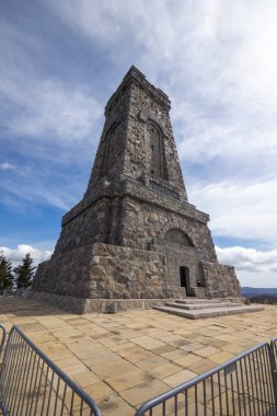 SHIPKA, BULGARIA - 3 Mayıs 2021: St. Nicholas zirvesinde Özgürlük Anıtı, Stara Planina (Balkan) Dağı, Bulgaristan
