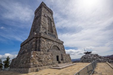 SHIPKA, BULGARIA - 3 Mayıs 2021: St. Nicholas zirvesinde Özgürlük Anıtı, Stara Planina (Balkan) Dağı, Bulgaristan