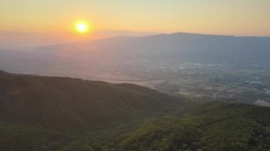 Bulgaristan 'ın Petrich kenti yakınlarındaki Belasitsa Dağı' nın hava günbatımı manzarası