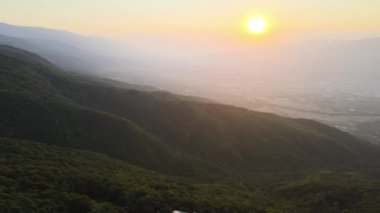 Bulgaristan 'ın Petrich kenti yakınlarındaki Belasitsa Dağı' nın hava günbatımı manzarası