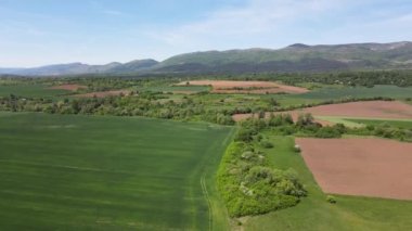 Bulgaristan 'ın Sofya bölgesindeki Godech kasabası yakınlarındaki kırsal arazinin bahar havası manzarası