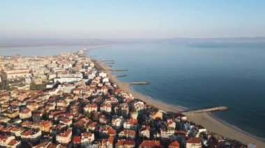 Bulgaristan 'ın Burgaz Bölgesi' nin Pomorie kentinin İnanılmaz Hava Gündoğumu manzaralı kasabası 
