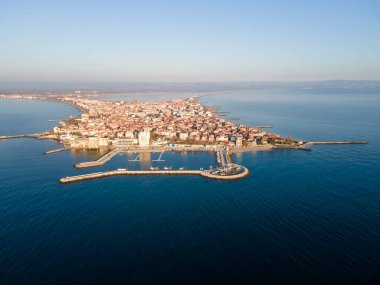 Bulgaristan 'ın Burgaz Bölgesi' nin Pomorie kentinin İnanılmaz Hava Gündoğumu manzaralı kasabası
