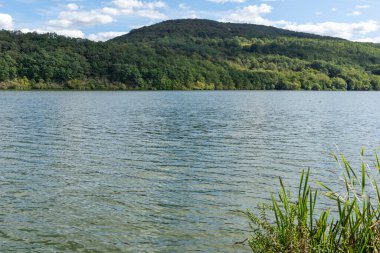 Pchelina Reservoir, Pernik Bölgesi, Bulgaristan 'ın sonbahar manzarası