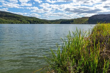 Pchelina Reservoir, Pernik Bölgesi, Bulgaristan 'ın sonbahar manzarası