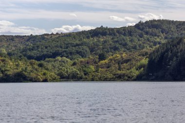 Pchelina Reservoir, Pernik Bölgesi, Bulgaristan 'ın sonbahar manzarası