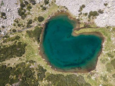 Bulgaristan 'ın Muratov zirvesi yakınlarındaki Pirin Dağı' nın şaşırtıcı hava manzarası