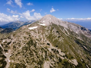 Bulgaristan 'ın Muratov zirvesi yakınlarındaki Pirin Dağı' nın şaşırtıcı hava manzarası
