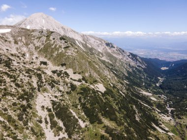 Bulgaristan 'ın Muratov zirvesi yakınlarındaki Pirin Dağı' nın şaşırtıcı hava manzarası