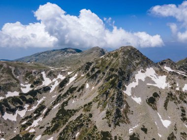 Bulgaristan 'ın Muratov zirvesi yakınlarındaki Pirin Dağı' nın şaşırtıcı hava manzarası