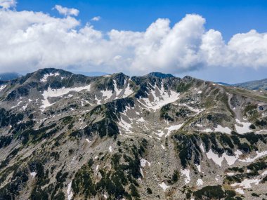 Bulgaristan 'ın Muratov zirvesi yakınlarındaki Pirin Dağı' nın şaşırtıcı hava manzarası